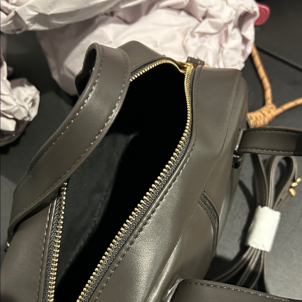 Three beautiful handbags! New you will get all three. - Picture 9 of 13